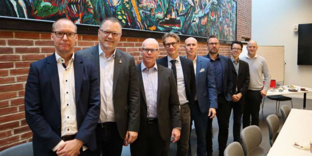 Til stede ved underskriftsseancen på Hornslet Rådhus var blandt andet kommunaldirektør Jesper Hosbond Jensen, Stabschef Thomas Møller Palner, CEO fra Silkeborg Data Allan Jepsen. Senior Key Account Manager Caspar Bergstrøm og repræsentanter fra ØS Indsigts ejerkreds: underdirektør Thomas Herskind og afdelingsleder Johnny Olesen.